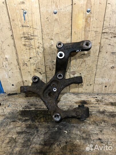 Поворотный кулак задний левый Skoda Octavia A5