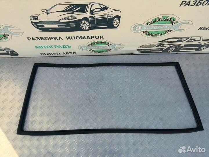 Уплотнитель лобового стекла Nissan Patrol K160