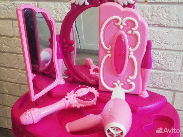 Туалетный столик с зеркалом