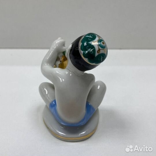 Фарфоровая статуэтка мальчик С виноградом лфз