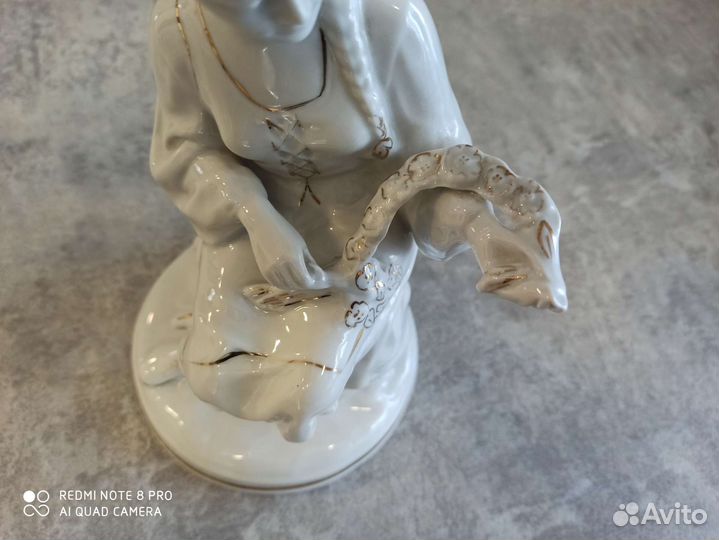 Статуэтка фарфор СССР Девушка с венком, Минск