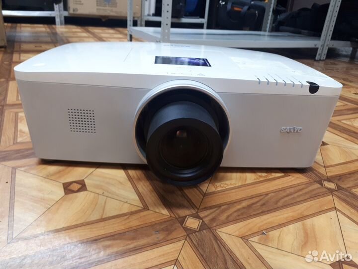 Проектор Sanyo xm150l 6000lm с объективом