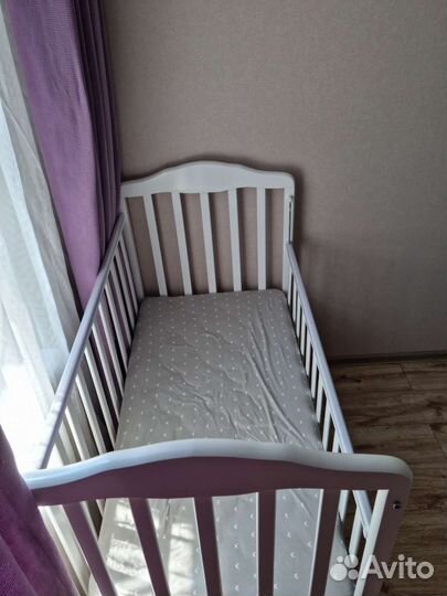 Детская кроватка с универсальным маятником