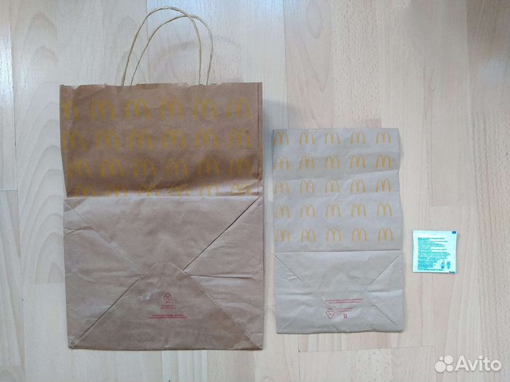 Макдоналдс два пакета и салфетка