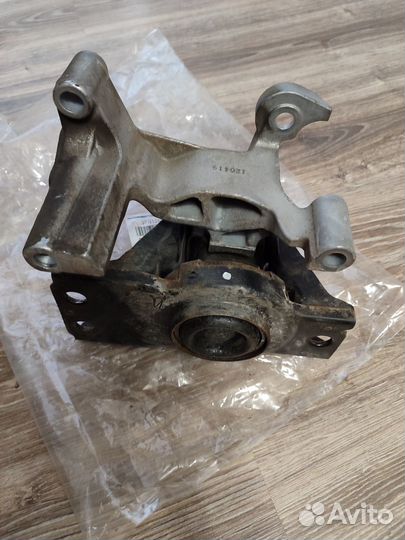 Подушка двигателя правая Nissan XTrail T31