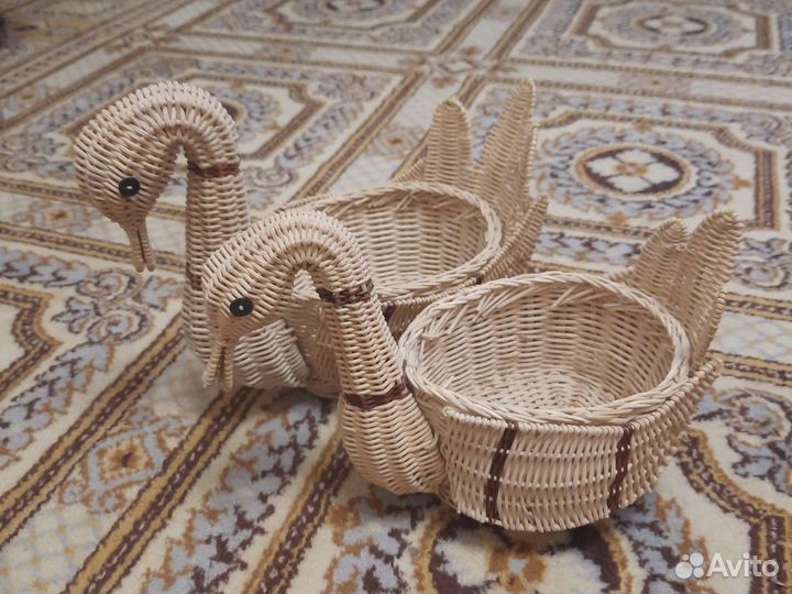 Корзина плетеная лебедь