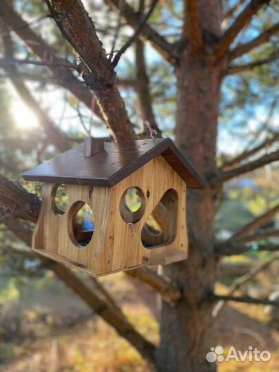 Кормушка для птиц и белок из дерева