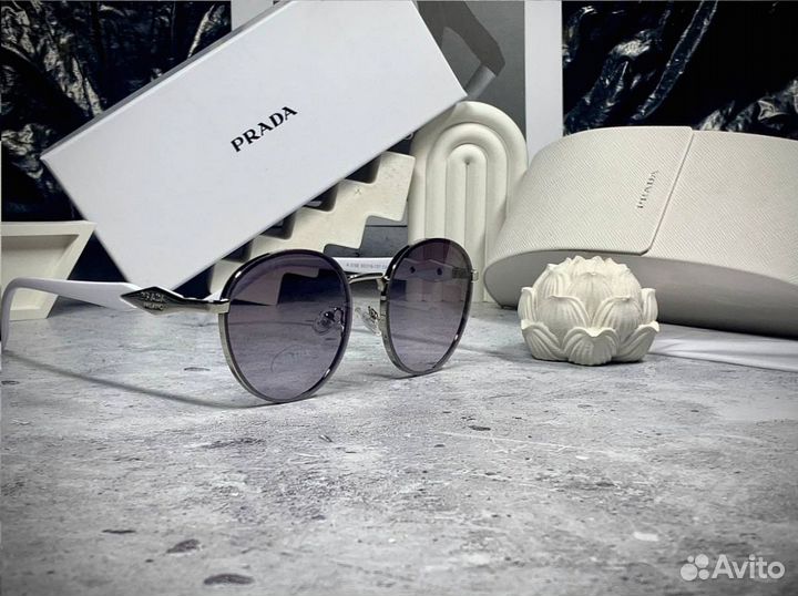 Очки Prada белые солнцезащитные