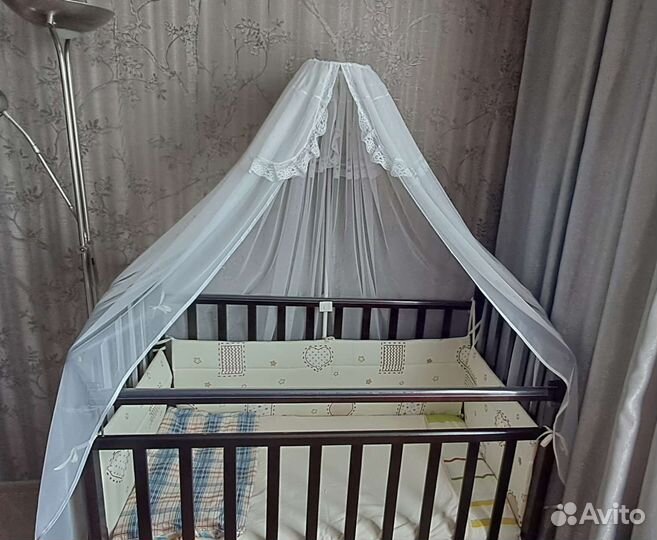 Детская кроватка с маятником и ящиком