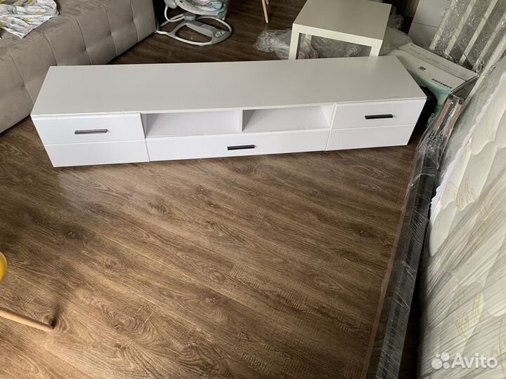 Тумба под телевизор белая глянец