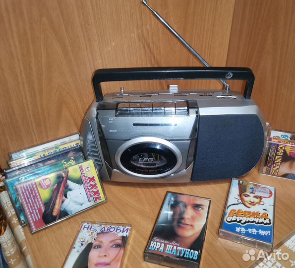 Портативная касетная магнитола