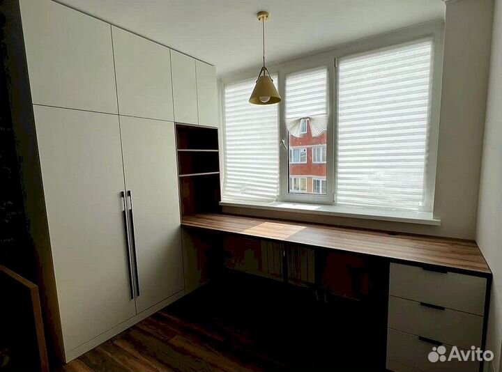 Детская рабочая зона у окна для двоих