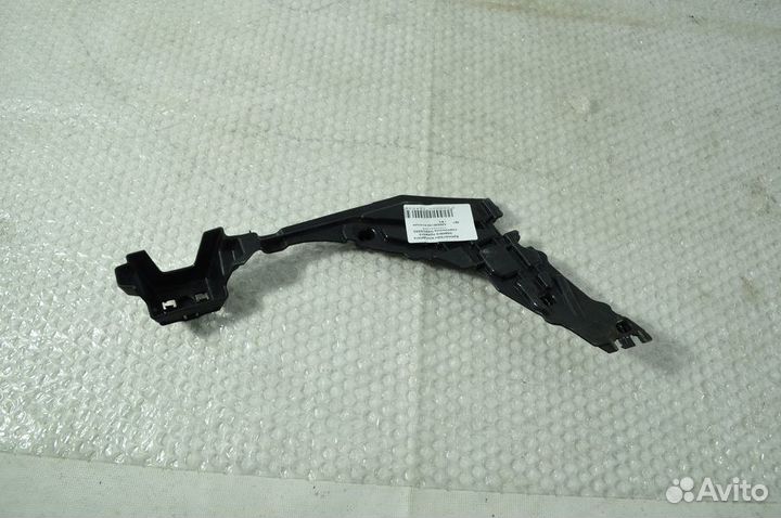 Кронштейн молдинга правый mercedes A2906981700 Б/У