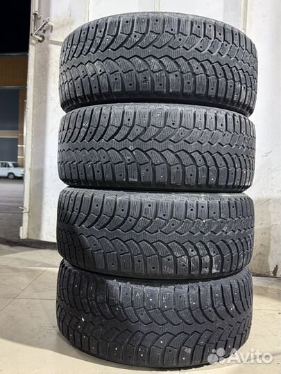 Bridgestone Blizzak Spike-01 215/50 R17