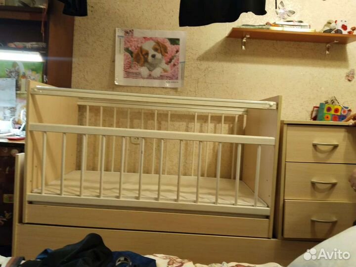 Детская кроватка с маятником