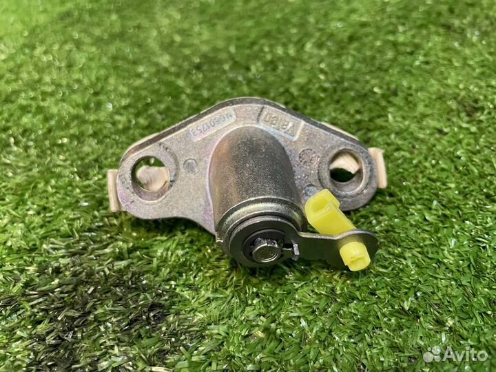 Личинка крышки багажника с ключом Toyota Avensis