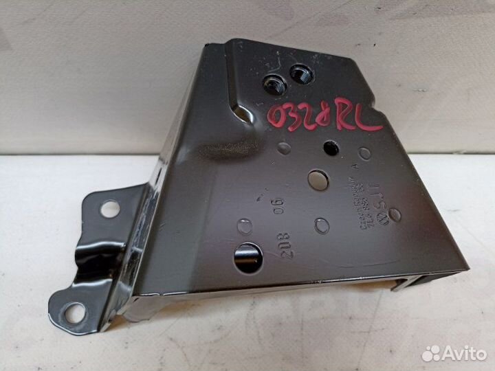 Кронштейн левый Volkswagen Touareg 7L AXQ 2006