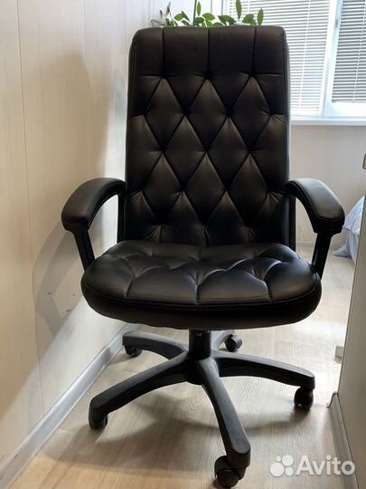 Офисное кожаное кресло