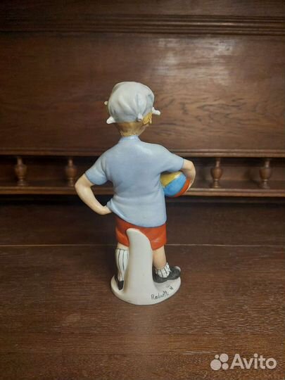 Мальчик футболист, фарфор, Каподимонте, Италия