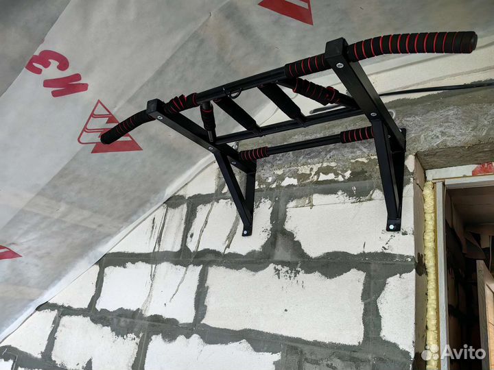 Турник настенный