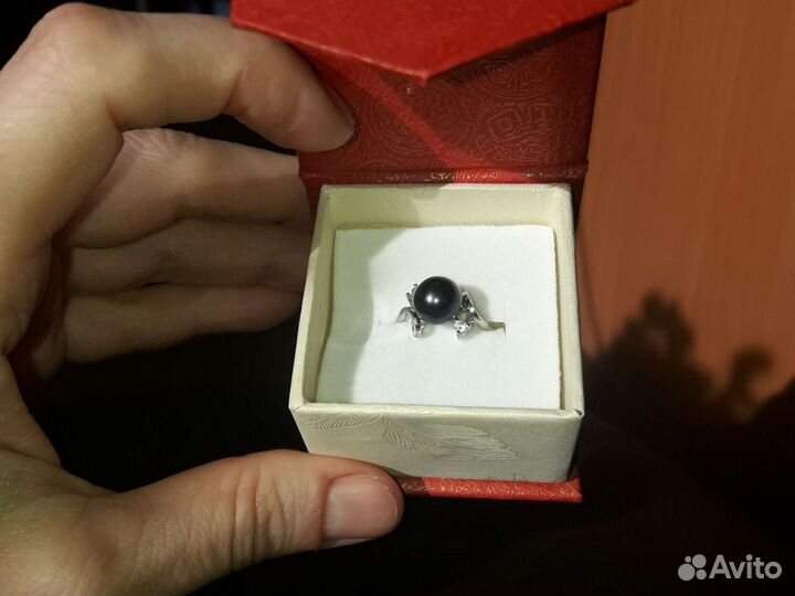 Кольцо черный жемчуг и фианиты в серебре