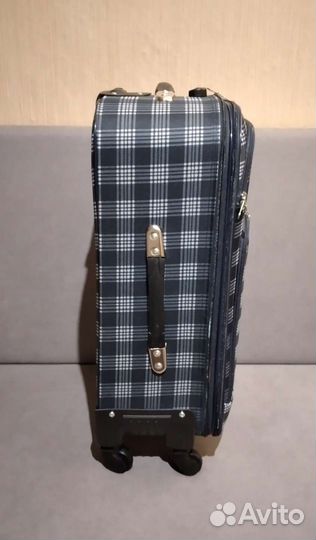 Чемодан на колесах новый