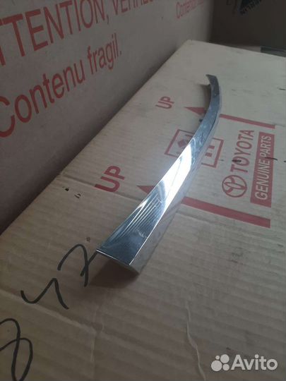 Хром решетки радиатора Toyota Camry