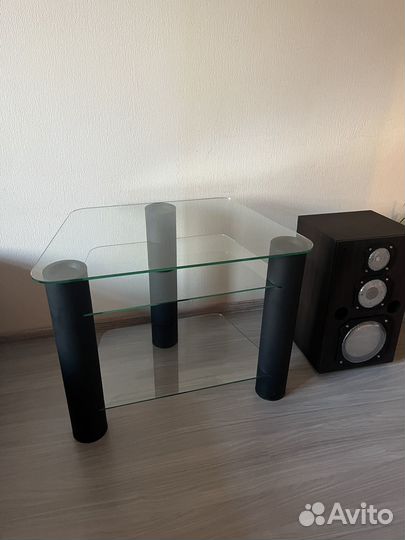 Стеклянная тумба под технику