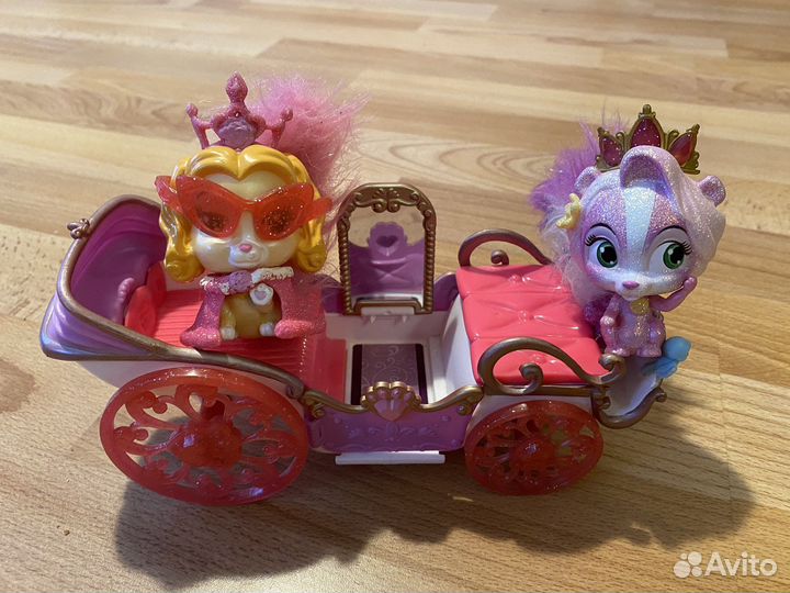 Карета с фигурками