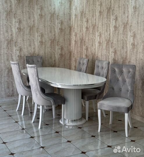 Стол и стулья