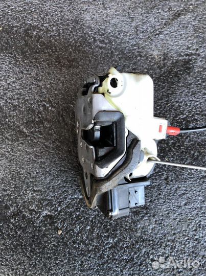 Замок передний правый Opel Astra J gtc 2010-2017