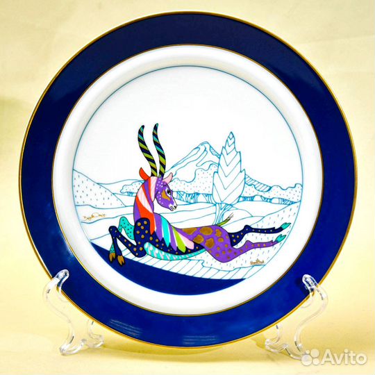 Фарфоровая тарелка