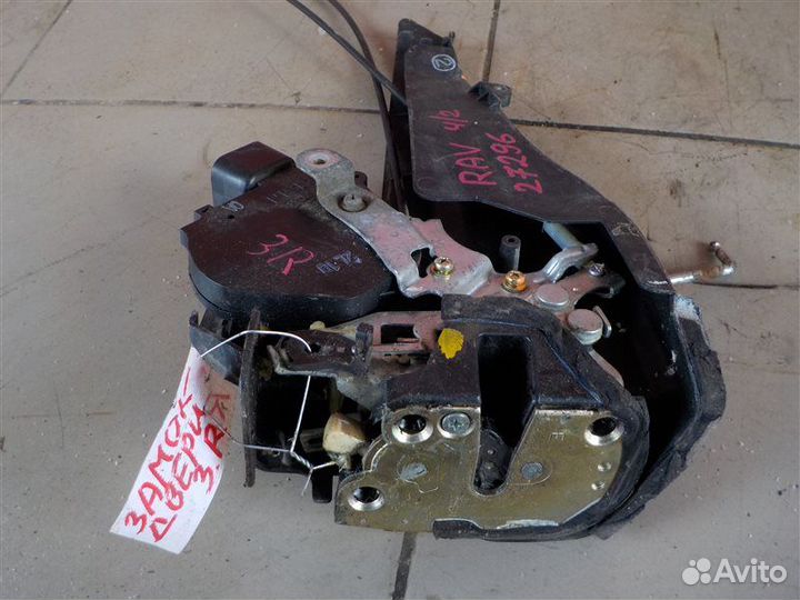 Замок двери задний правый Toyota Rav 4 XA20 1CD