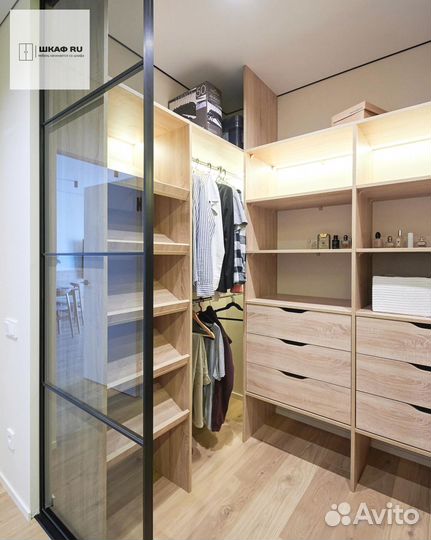 Книжный шкаф