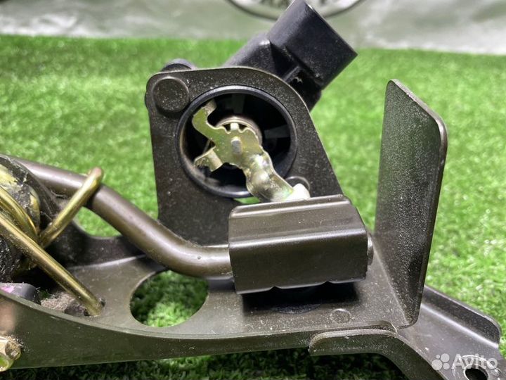 Педаль газа Toyota Land Cruiser UZJ100 2UZ 2004