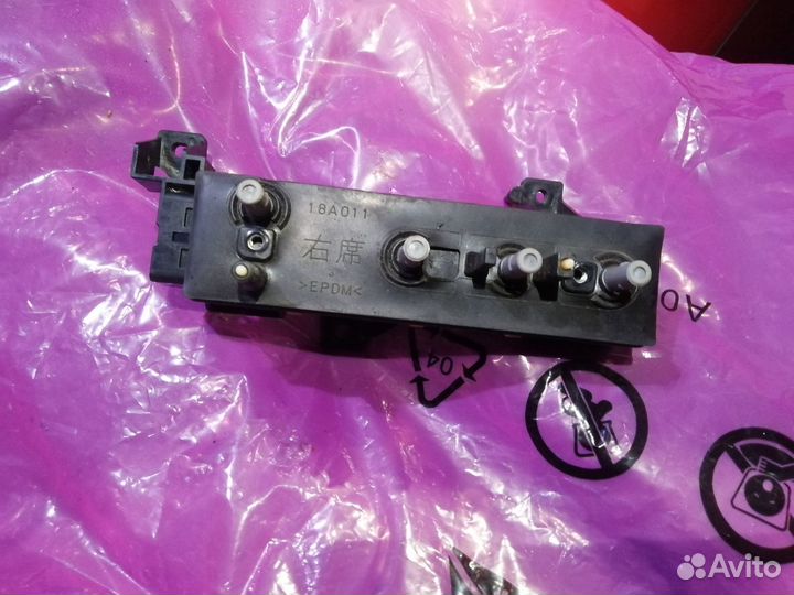 Блок управления сидением правый Toyota LC200