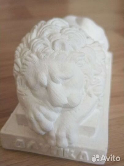 Фигурка льва из Воронцовского дворцасветится ночью