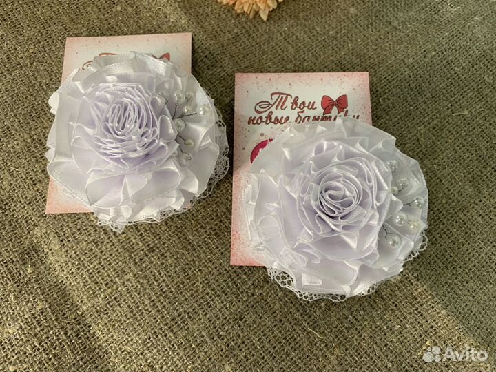 Белые бантики на заколке