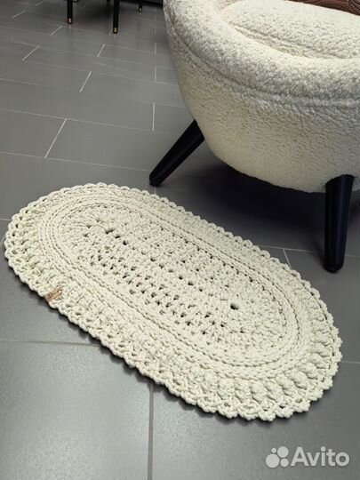 Коврик вязаный овальный