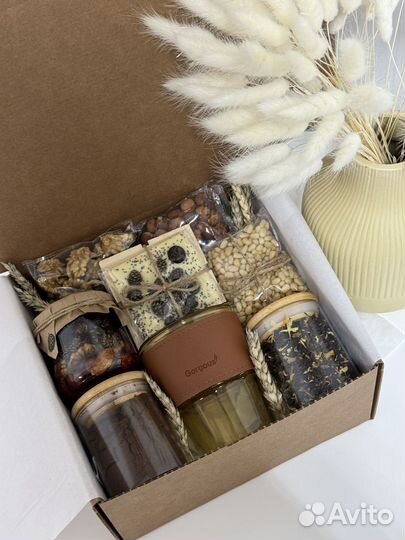 Чайный подарочный набор с полезными сладостями