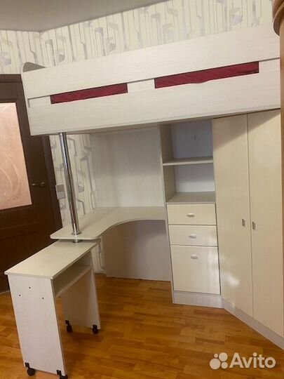 Кровать чердак со столом и шкафом