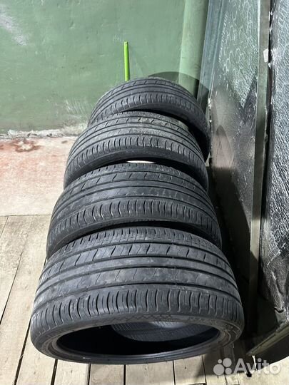 Royal Black Royal Performance 255/35 R20