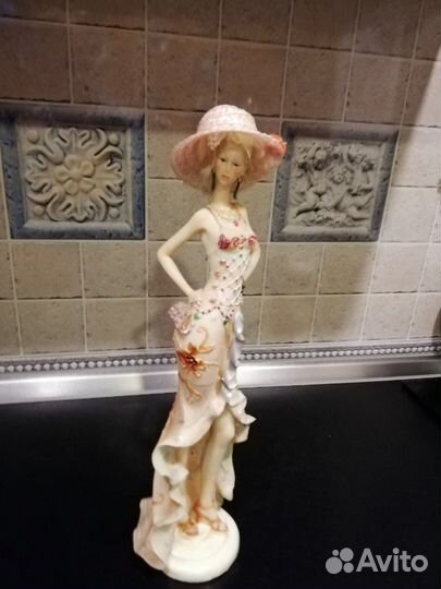 Статуэтка девушка в шляпе