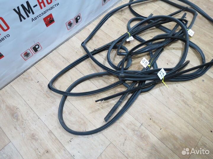 Уплотнитель двери Honda Civic 8 4D