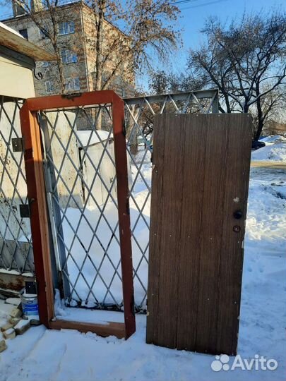 Металлическая дверь