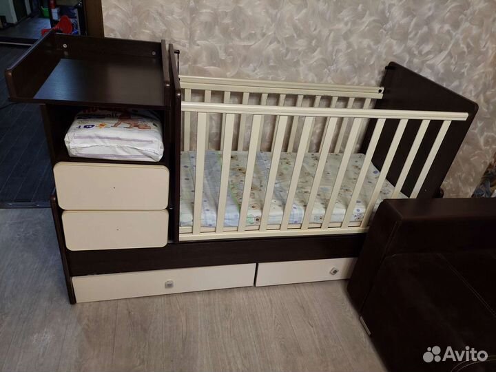 Детская кроватка с поперечным маятником