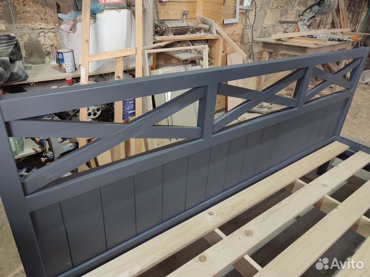 Кровать из массива