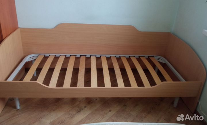 Односпальная кровать с ящиками