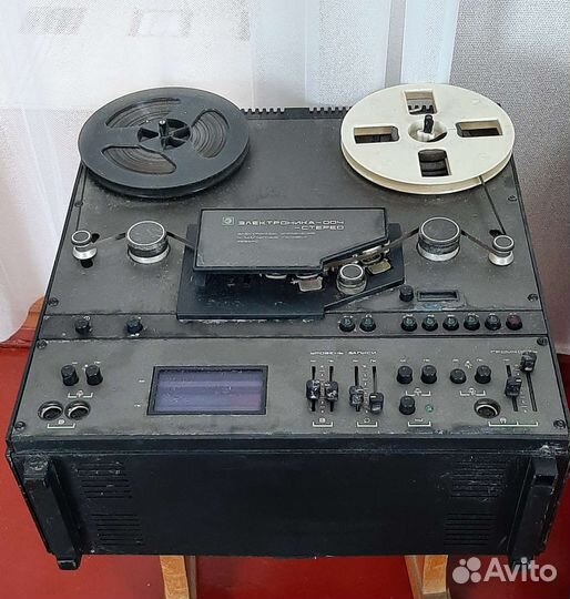 Катушечный магнитофон и другая аппаратура