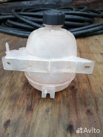 Расширительный бачок на Ниссан Альмера